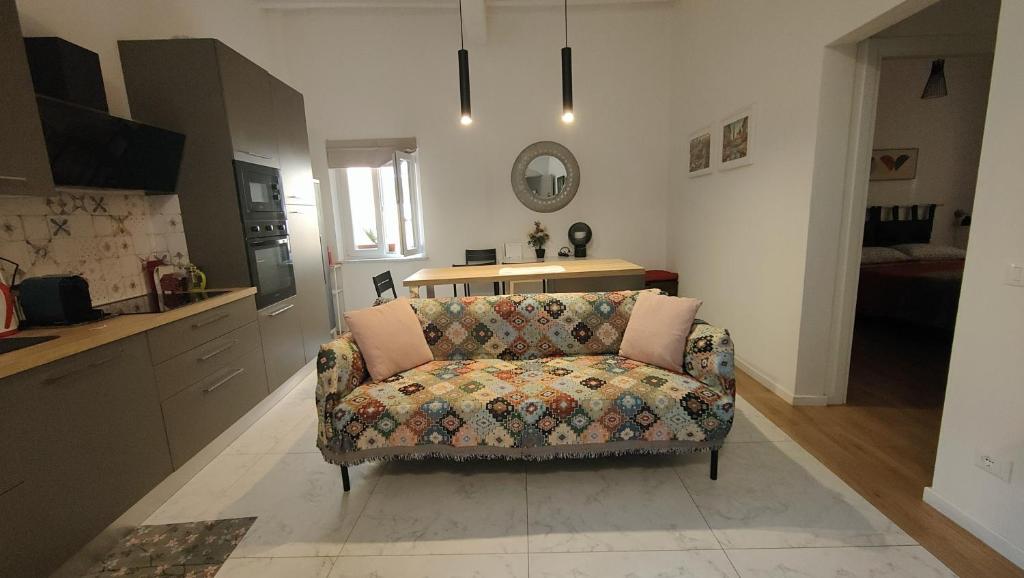 a living room with a couch and a kitchen at L'ANGOLO di GALILEO in Pisa