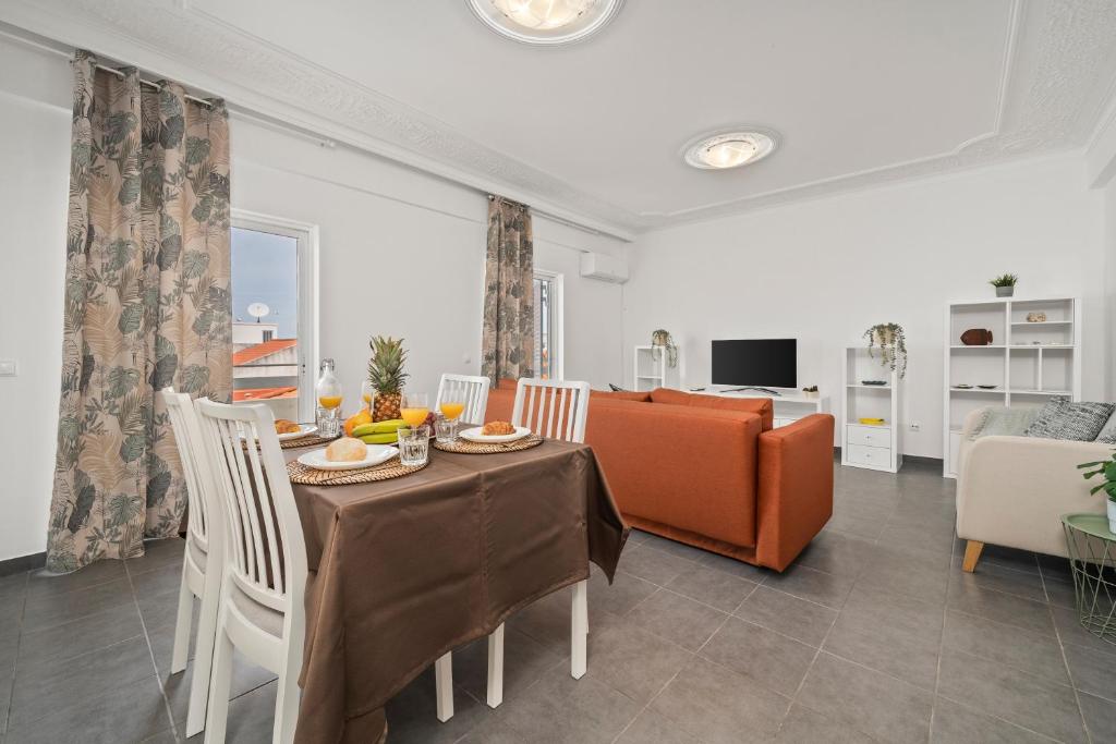 a living room with a table and a couch at Apartamento 3 Nações in Alvor