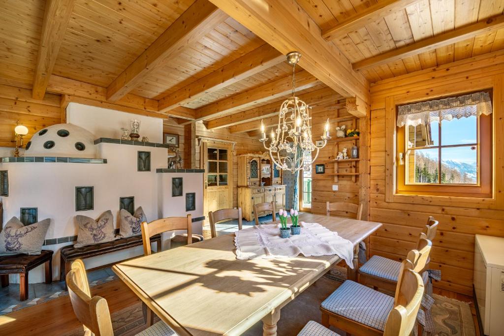 a dining room with a table and chairs at Haus Karin in Heiligenblut