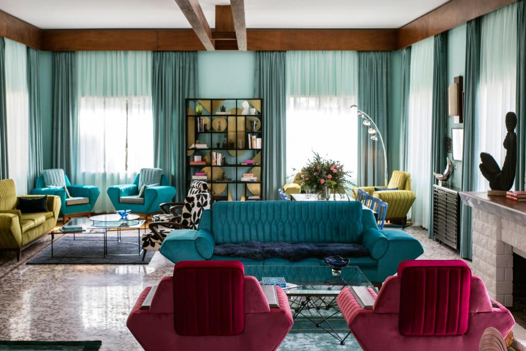 a living room with a blue couch and chairs at Villa Chamoun in Al Wādī