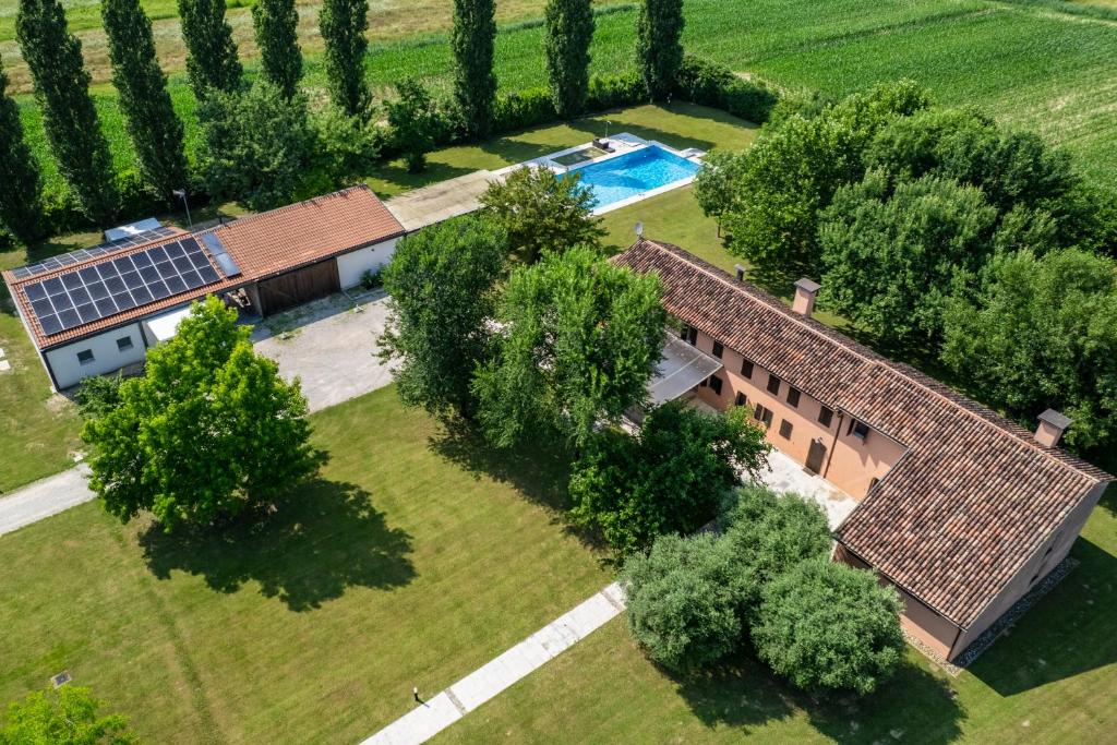 an overhead view of a house with a pool and trees at Serraglia Guest House in San Trovaso