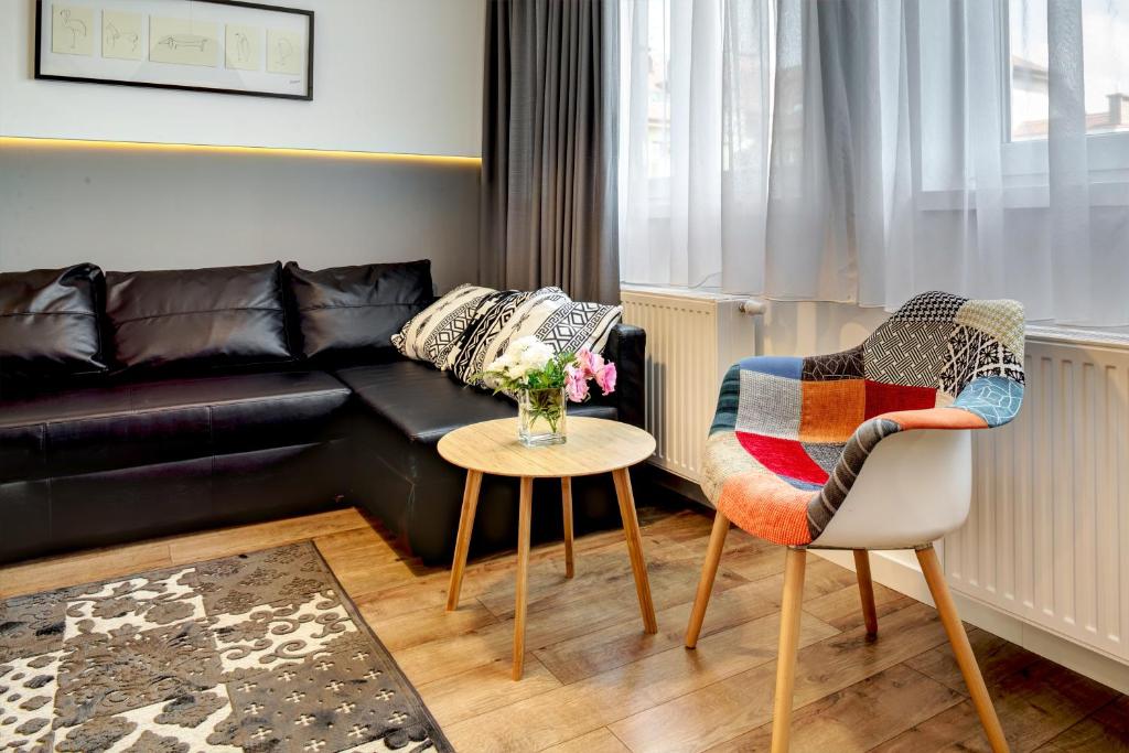 sala de estar con sofá y mesa en Apartamenty Ołtaszyńska en Wroclaw