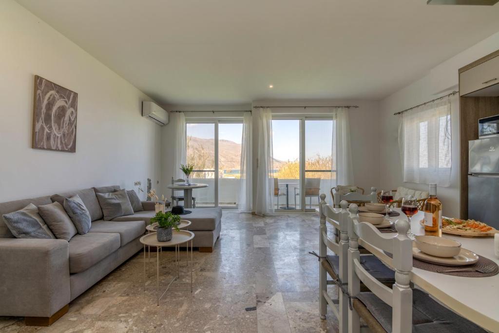 Balos Breeze Seaside House - Walk to Beach