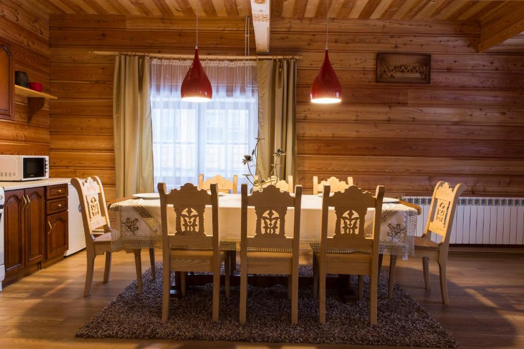 Kuchyňa alebo kuchynka v ubytovaní udanypobyt Apartamenty Przy Lesie 2