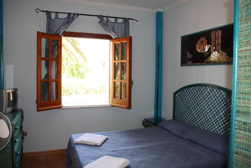 CiaramitiにあるVilla Soleのベッドルーム(ベッド1台、窓付)