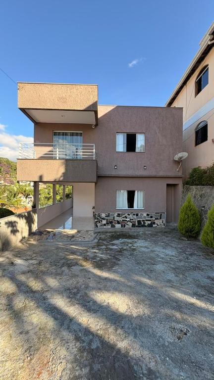 a large house with a driveway in front of it at Refúgio no Interior in Domingos Martins