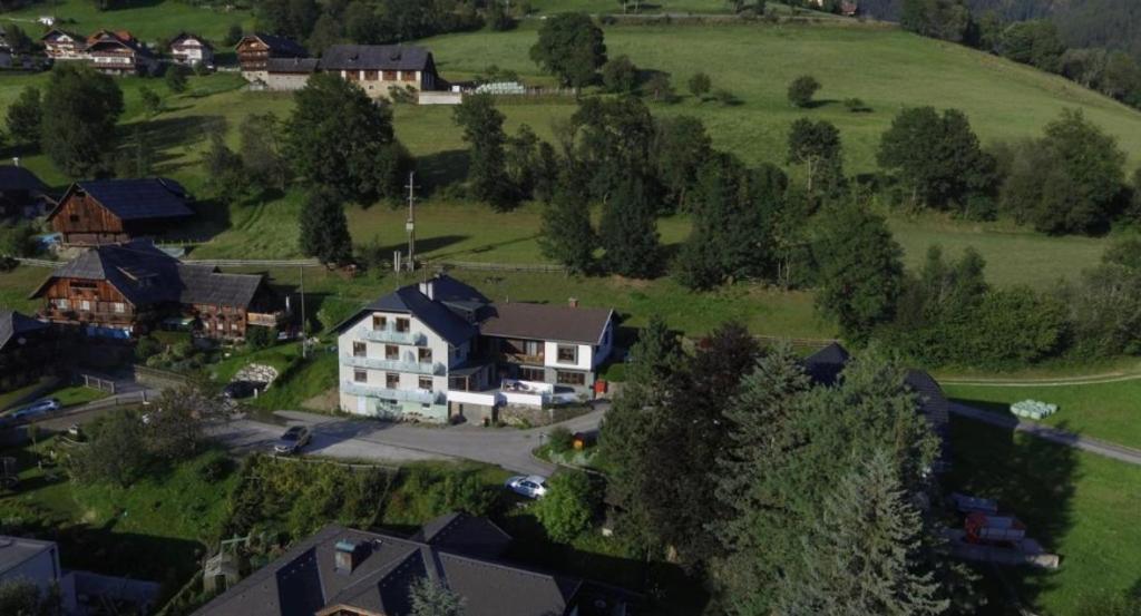 an aerial view of a large house in a village at Privatunterkunft Kaning in Kaning