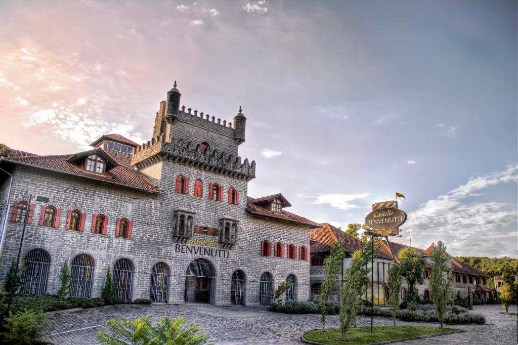 duży biały budynek z wieżą w obiekcie Pousada Castello Benvenutti w mieście Bento Gonçalves