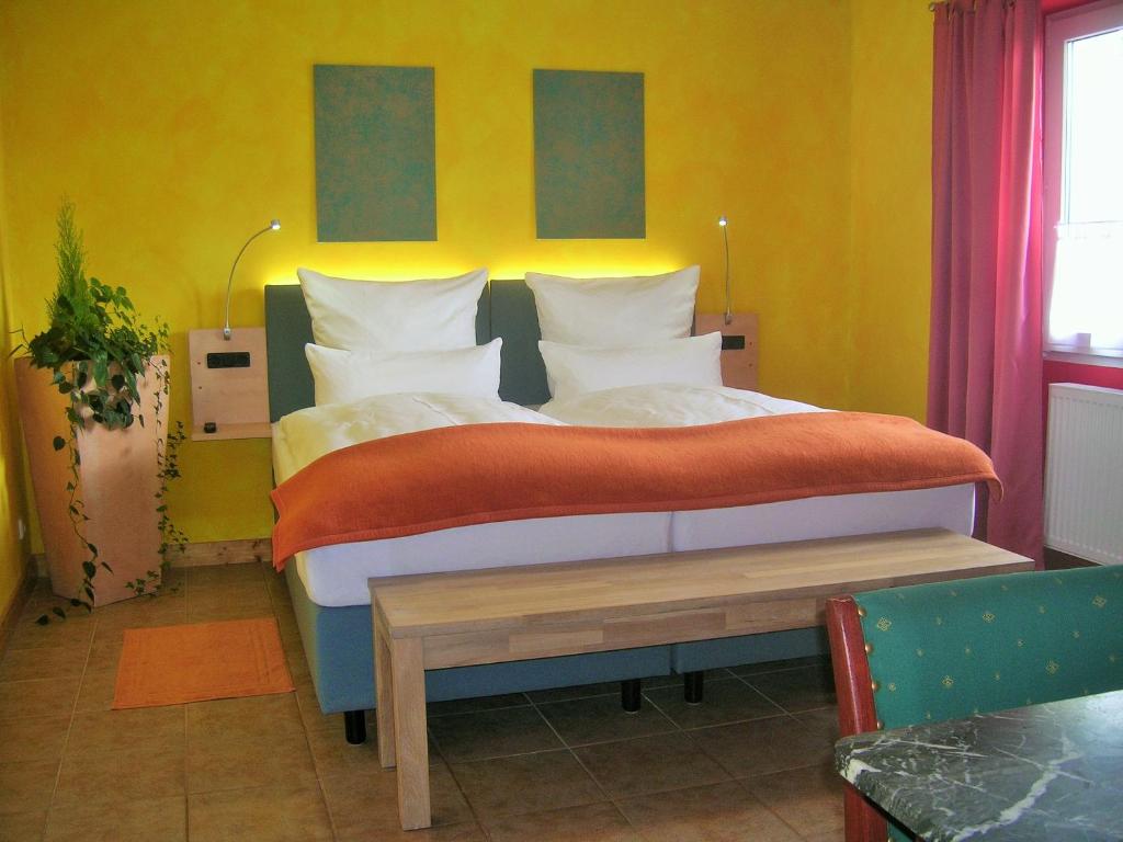 Casa Andelka في Andělská Hora: غرفة نوم بسرير كبير ومخدات بيضاء