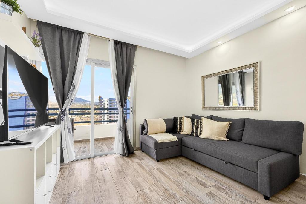 Oceanview Paradise 2BR: High-Speed WiFi & Office | Walk to Beach & Restaurants