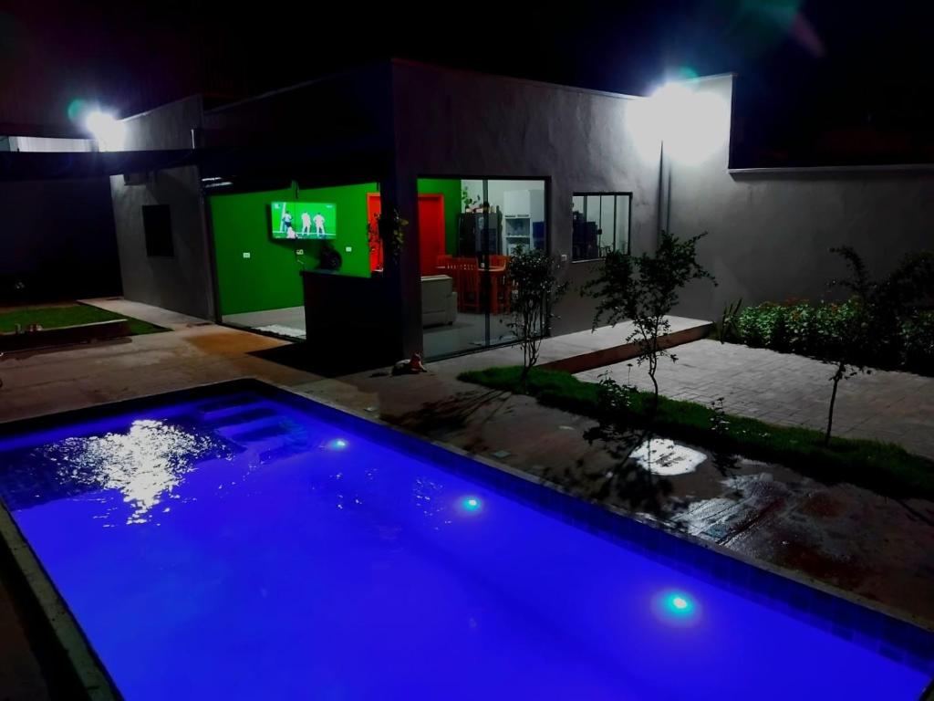 a swimming pool in a yard at night at Casa PA parque das aguas in Bonito