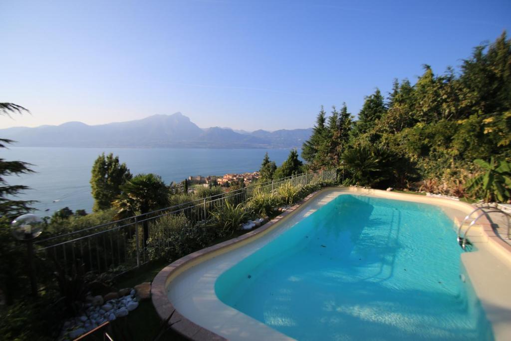 una piscina con vista al agua en Villa Margiò, en Torri del Benaco