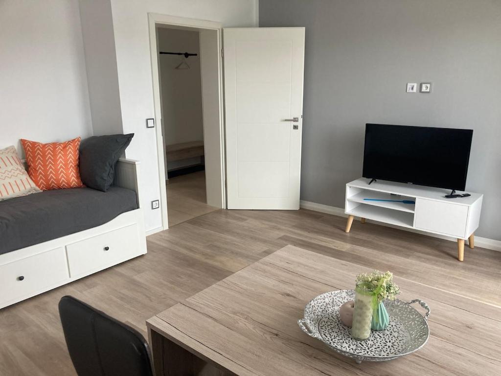 a living room with a couch and a tv and a table at Klein aber fein in Gaimersheim