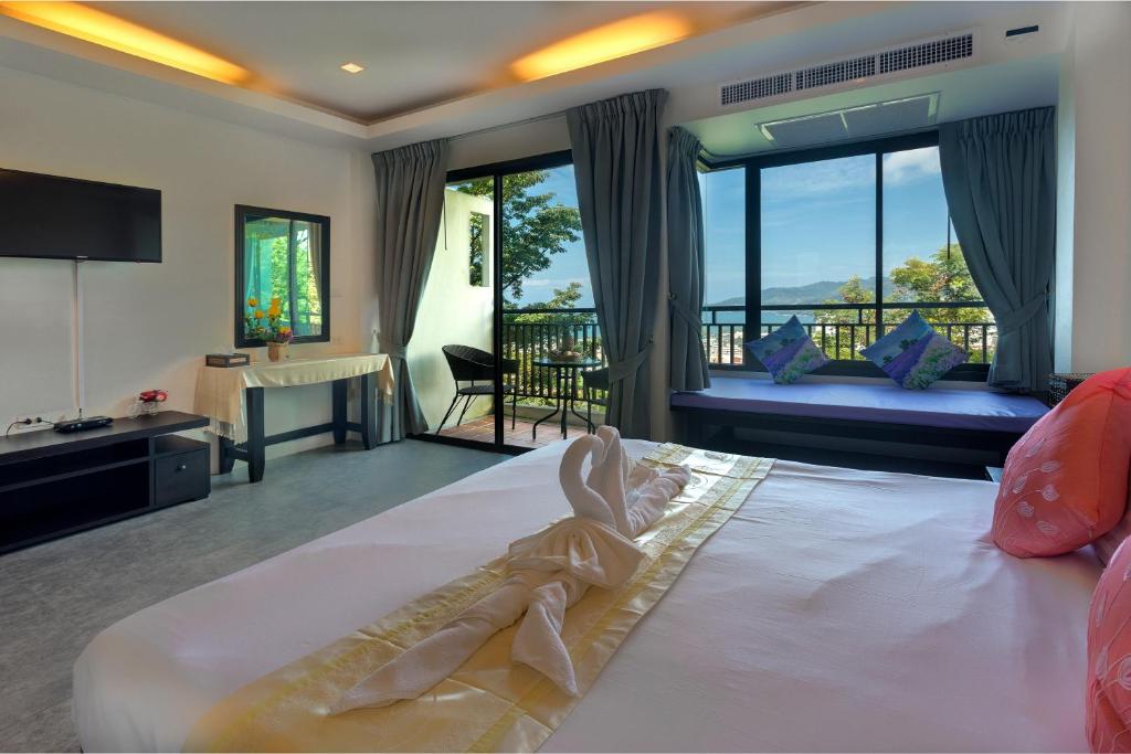 Postel nebo postele na pokoji v ubytování Sunset Bay View Phuket
