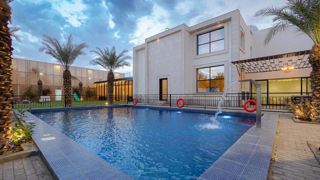 a large swimming pool in front of a house at قو اب إليت in Abā al Kibāsh