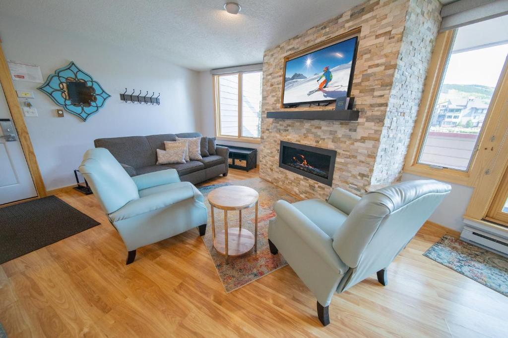 a living room with a couch and a fireplace at Argentine 1504 by SummitCove Lodging in Colorado in Keystone