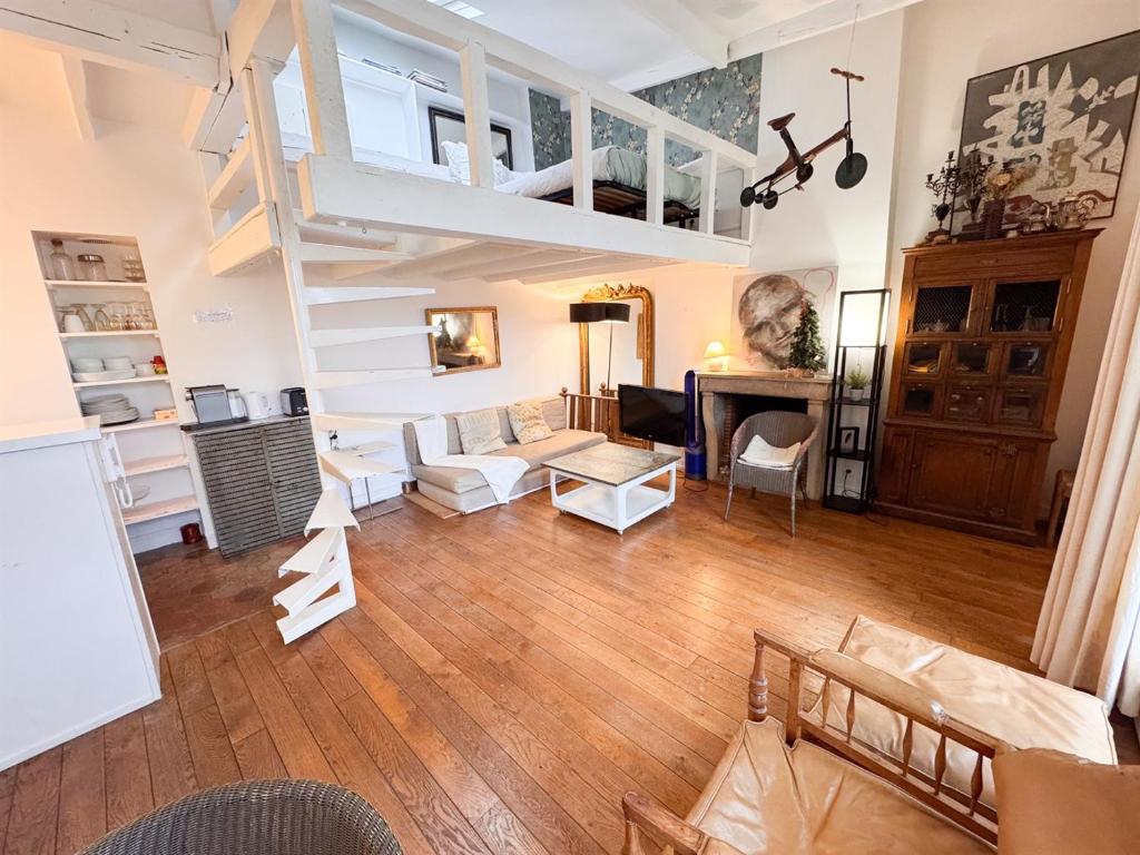 8 Historic Latin Quarter Flat Walk to Louvre & Metro