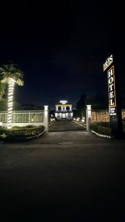 ein beleuchtetes Schild vor einem Gebäude bei Nacht in der Unterkunft Hotel Iris in Varcaturo