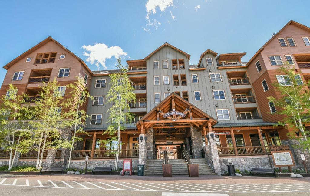 a large apartment building with a building at Buffalo Lodge 8412 by SummitCove Lodging in Colorado in Keystone