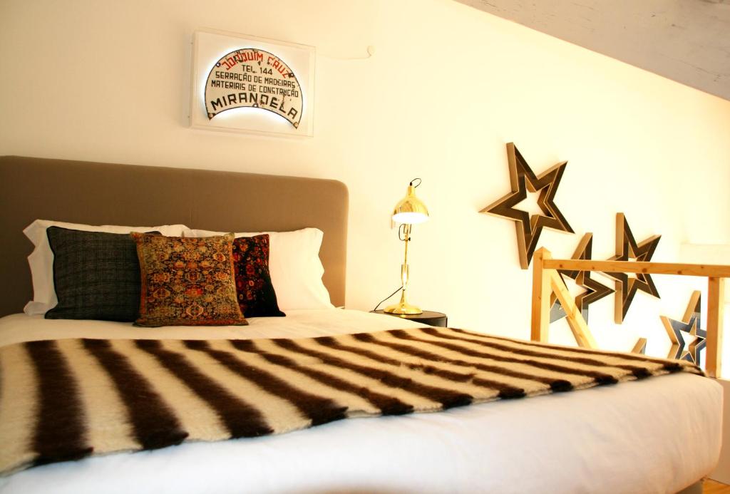 1 dormitorio con 1 cama con sábanas blancas y negras en Oporto Chic&Cozy - Batalha, en Oporto