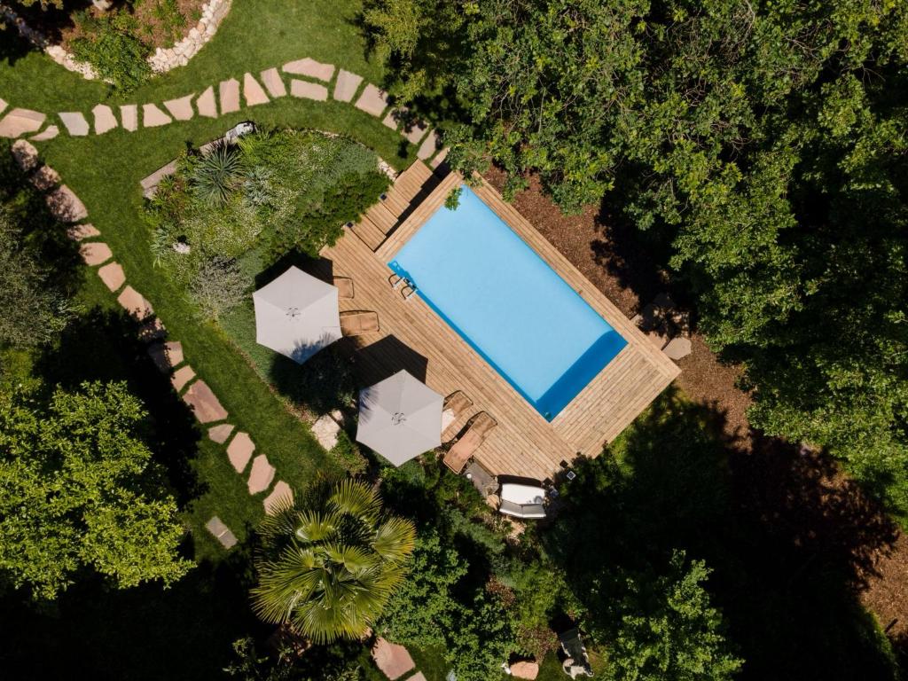 an overhead view of a swimming pool in a yard at Relais Villa Alma in Castion Veronese