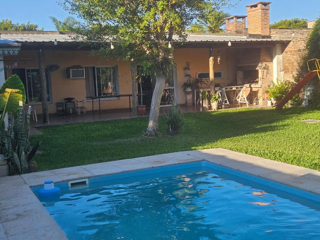 a swimming pool in the yard of a house at El Ñangapiri in Mercedes