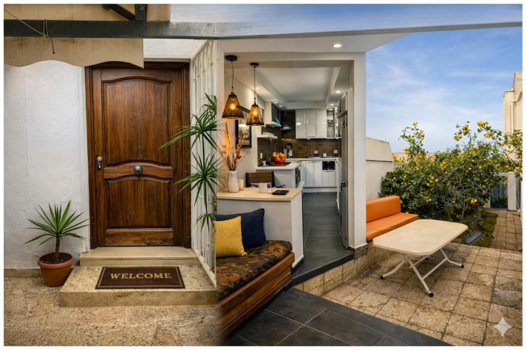 a tiny house with a living room and a kitchen at Duplex raffiné avec entrée privée in Tunis