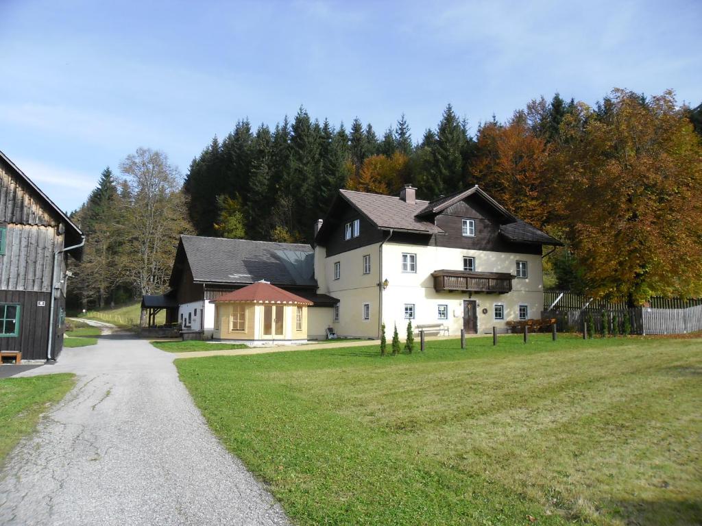 une grande maison blanche au-dessus d'une pelouse dans l'établissement Ferienwohnung Ötscherwiese, à Lackenhof