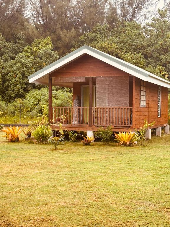 ein kleines Haus mit Veranda und Terrasse in der Unterkunft Faredise in HUH