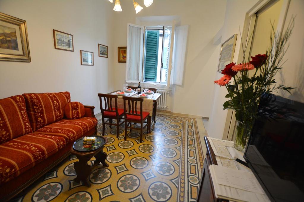 een woonkamer met een bank en een tafel bij Colonna Terrace Apartment in Florence