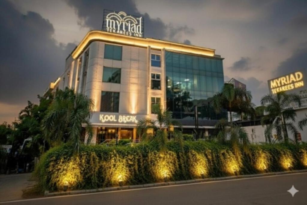 ein großes Gebäude mit Lichtern davor in der Unterkunft Tekareesinn in Lucknow
