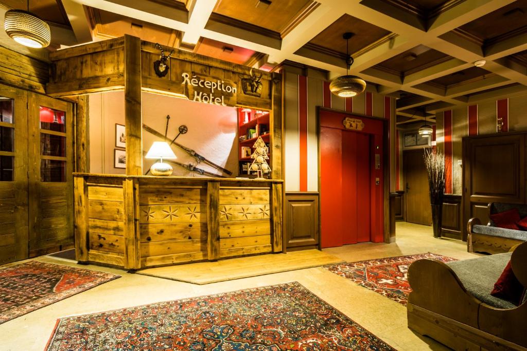 een lobby met houten kasten en een rode deur bij Résidence Le Portillo in Val Thorens