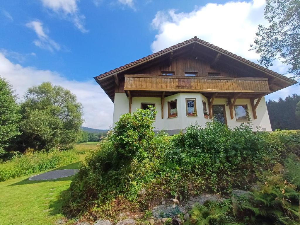 a small house on a hill in a field at Ferienwohnung am Ulrichsgrünbach in Waldmünchen