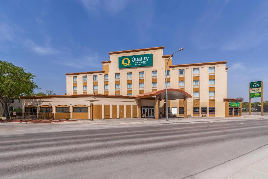 an empty street in front of a hotel building at Quality Inn & Suites in Winnipeg