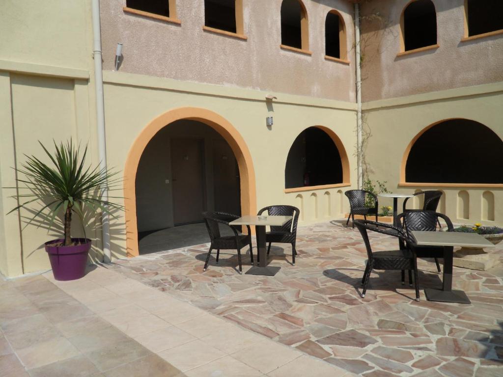 Patio nebo venkovní prostory v ubytování Logis Hostellerie De L'Abbaye