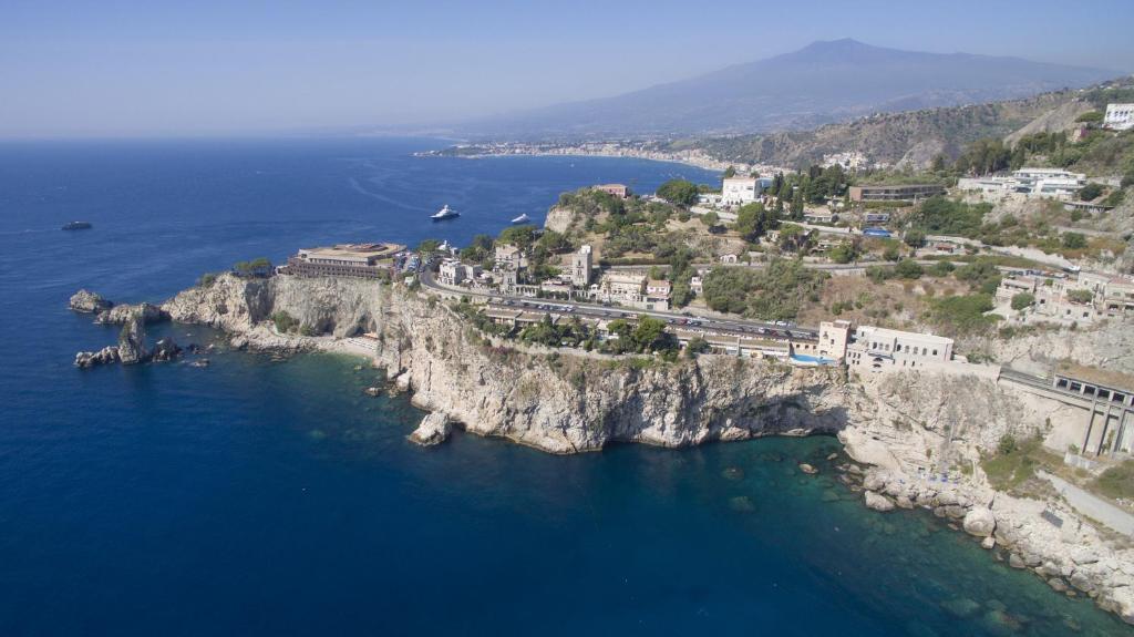una vista aerea di un'isola in acqua di Villa Isola Bella a Taormina