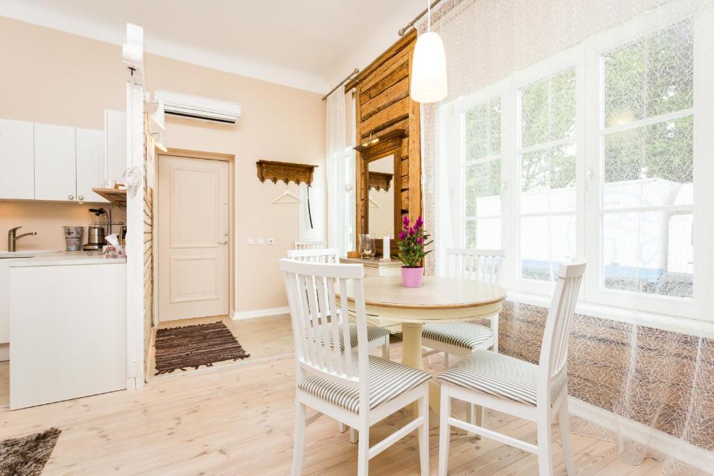a kitchen and dining room with a table and chairs at Lossiplatsi Apartment in Haapsalu