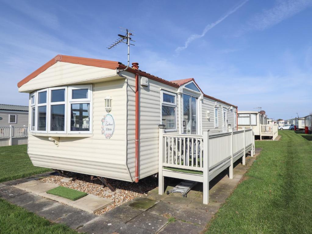 a row of mobile homes parked in a yard at Towervans Z11 in Mablethorpe