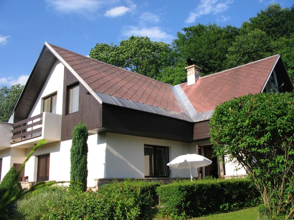 a white house with a brown roof at Vakantiehuis Reuzengebergte in Horní Lánov
