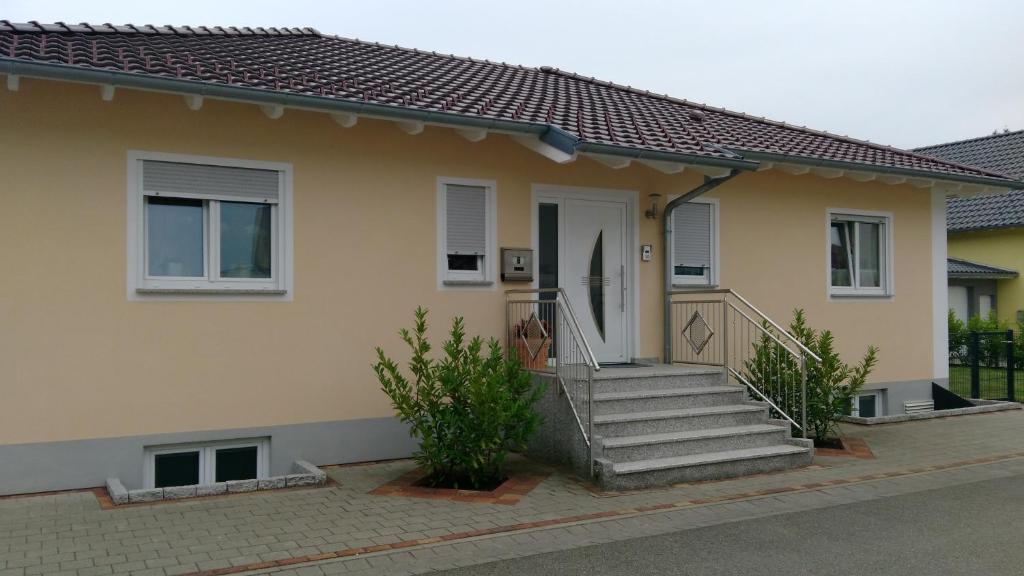 une maison avec un escalier menant à la porte d'entrée. dans l'établissement Ferienwohnung Keil, à Lahr/Schwarzwald