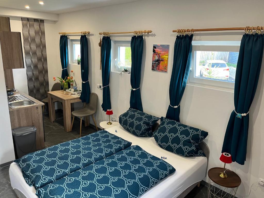 a small bedroom with a bed and a kitchen at Privates Studio mit Parkplatz NAC in Euskirchen