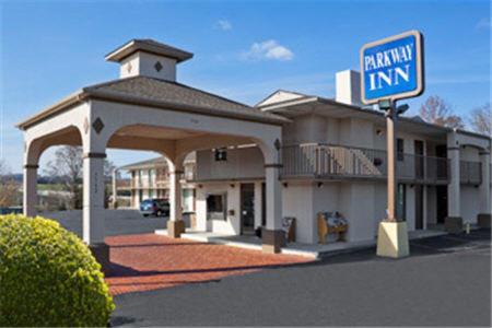 a parking inn with a sign in front of it at Parkway Inn in Morristown