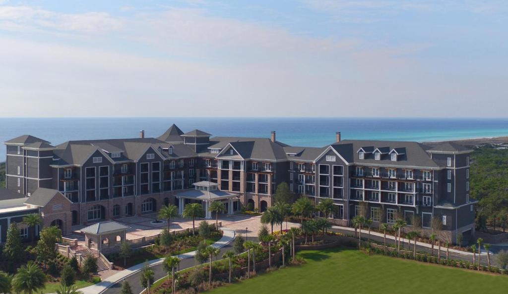 デスティンにあるHenderson Beach Resortの海を背景にしたリゾートの空中ビュー