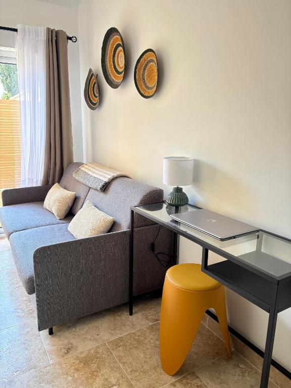 a living room with a couch and a desk at Le studio de Marie in Noves