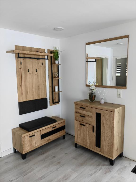 ein Badezimmer mit einer Holzkommode und einem Spiegel in der Unterkunft Appartment Frieda in Raduhn