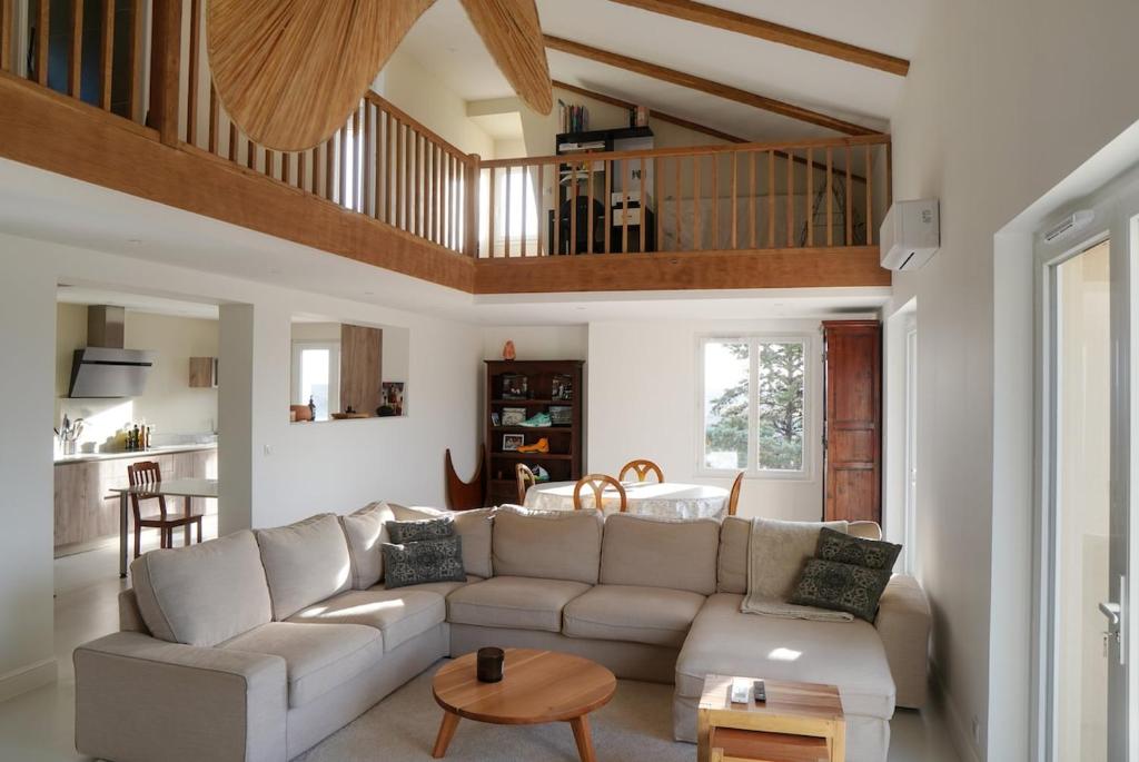 a living room with a couch and a table at Villa perchée à Cahors in Cahors