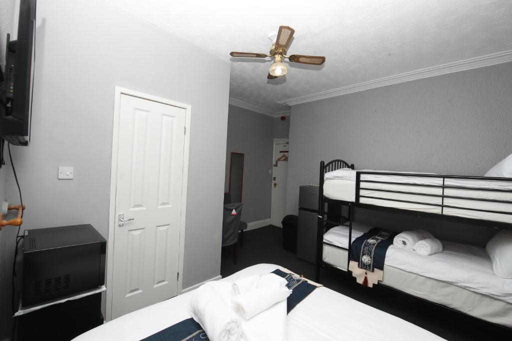 Woodville Lodge Leeds City Centre by OYO - Standard-Familienzimmer