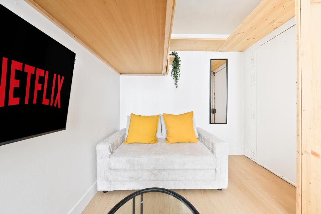 Le Marais Cozy Studio Apartment Free NetFlix