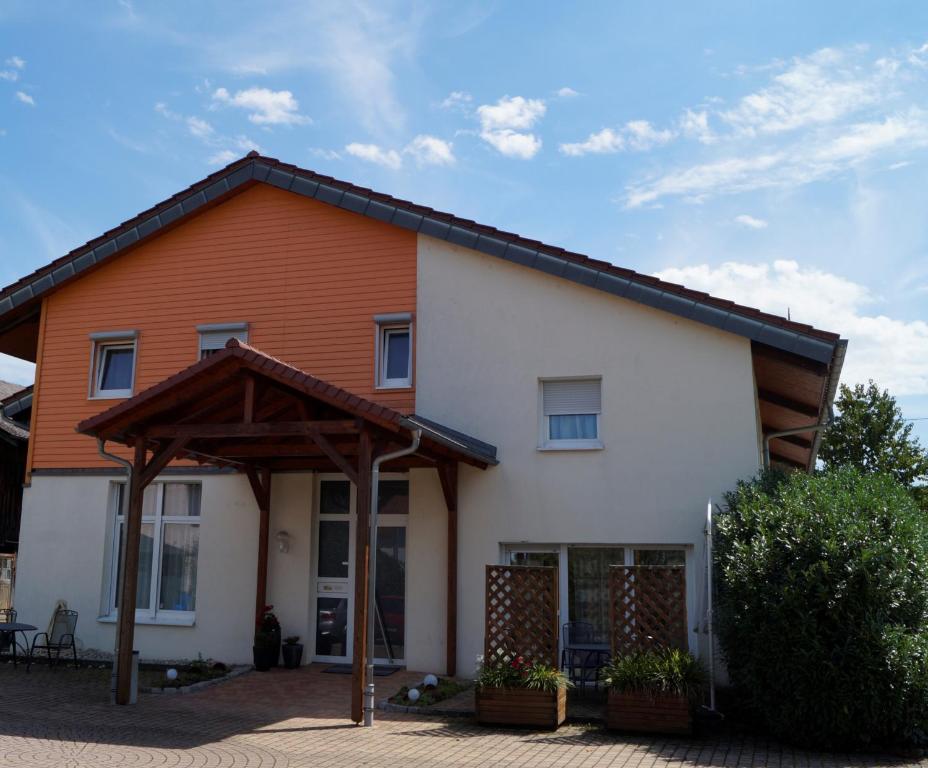 a white house with an orange and white at Ferienhof Schäfer in Oberderdingen