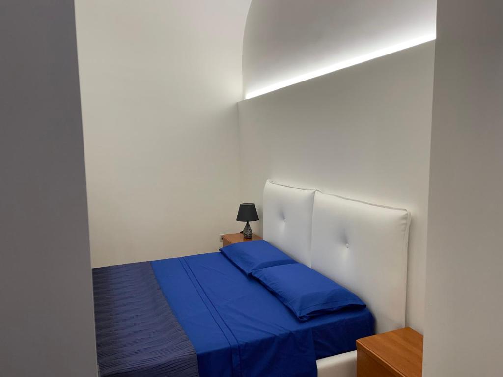 a bedroom with a bed with a blue blanket at Msholiday home in Cinisi